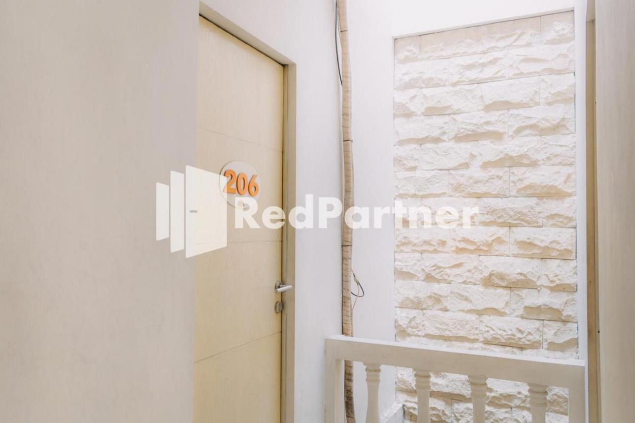 We Stay Residence Redpartner Surabaya Eksteriør bilde
